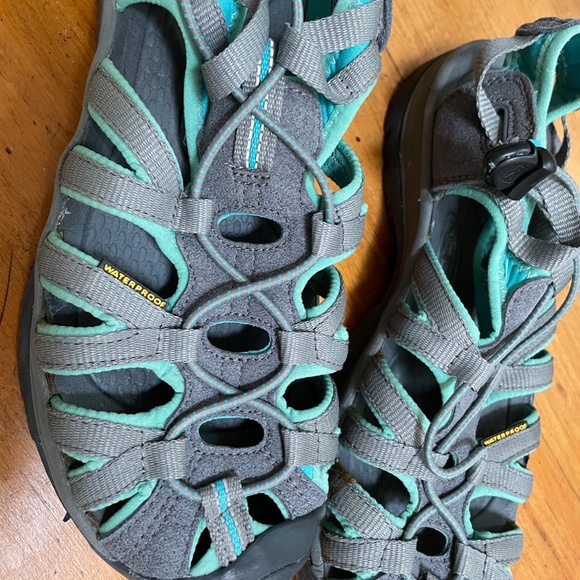 Keen women's waterproof hiking shoes 8.5 - Picture 5 of 7